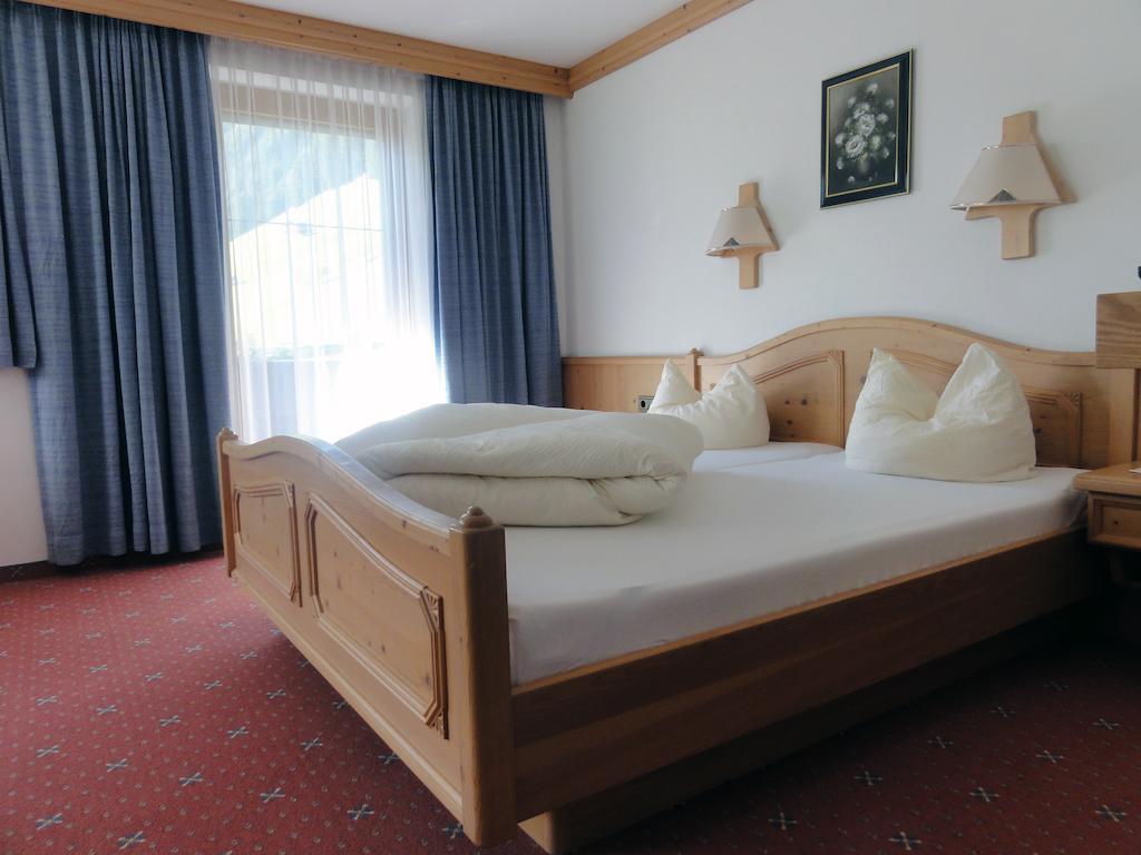 Gaestehaus Alpenland Tux Room photo