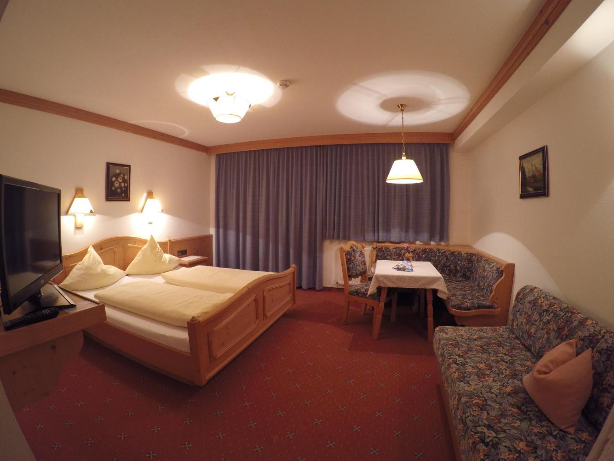 Gaestehaus Alpenland Tux Room photo